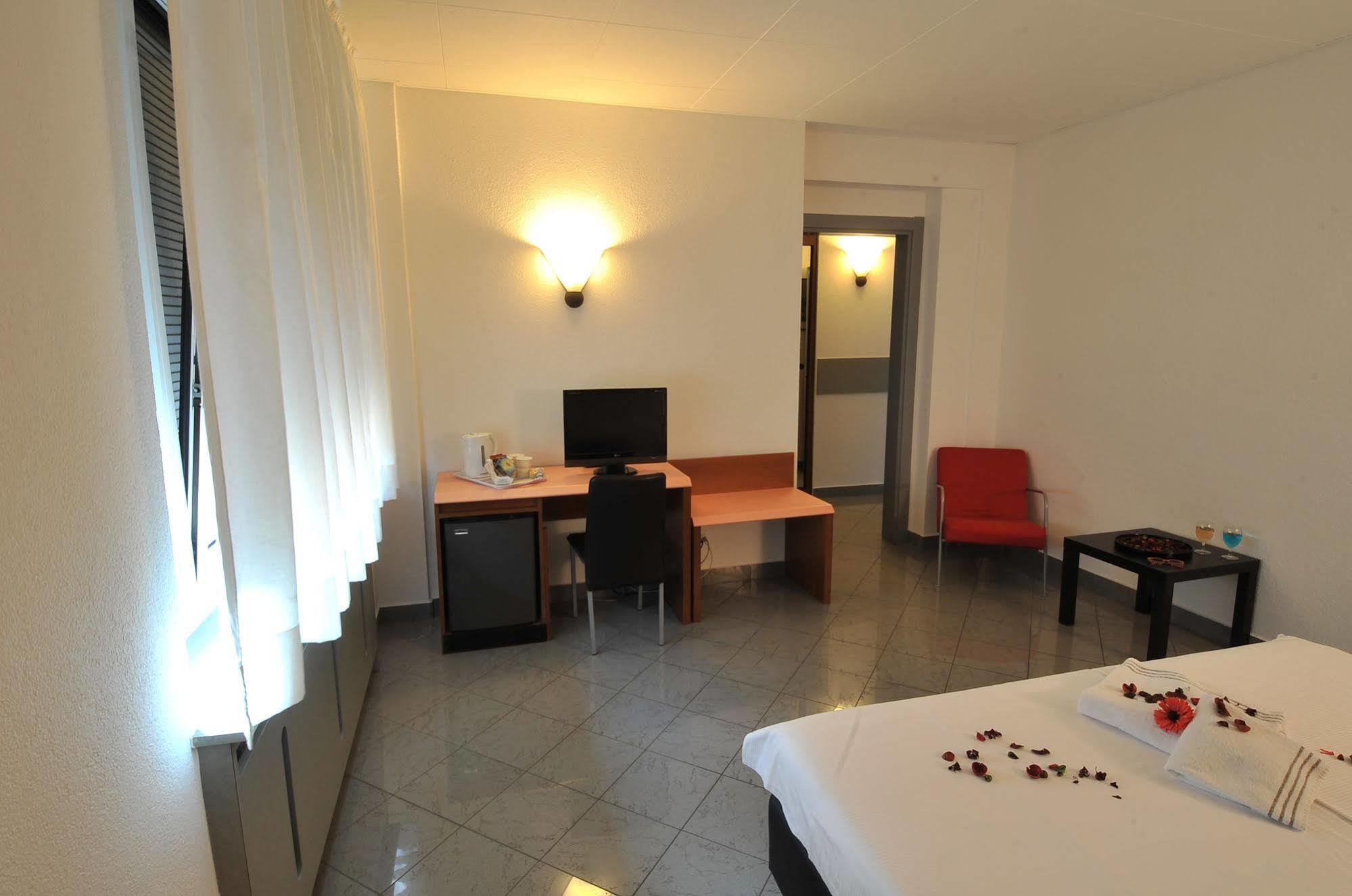 Hotel Bahnhof Haus Chiasso Dış mekan fotoğraf